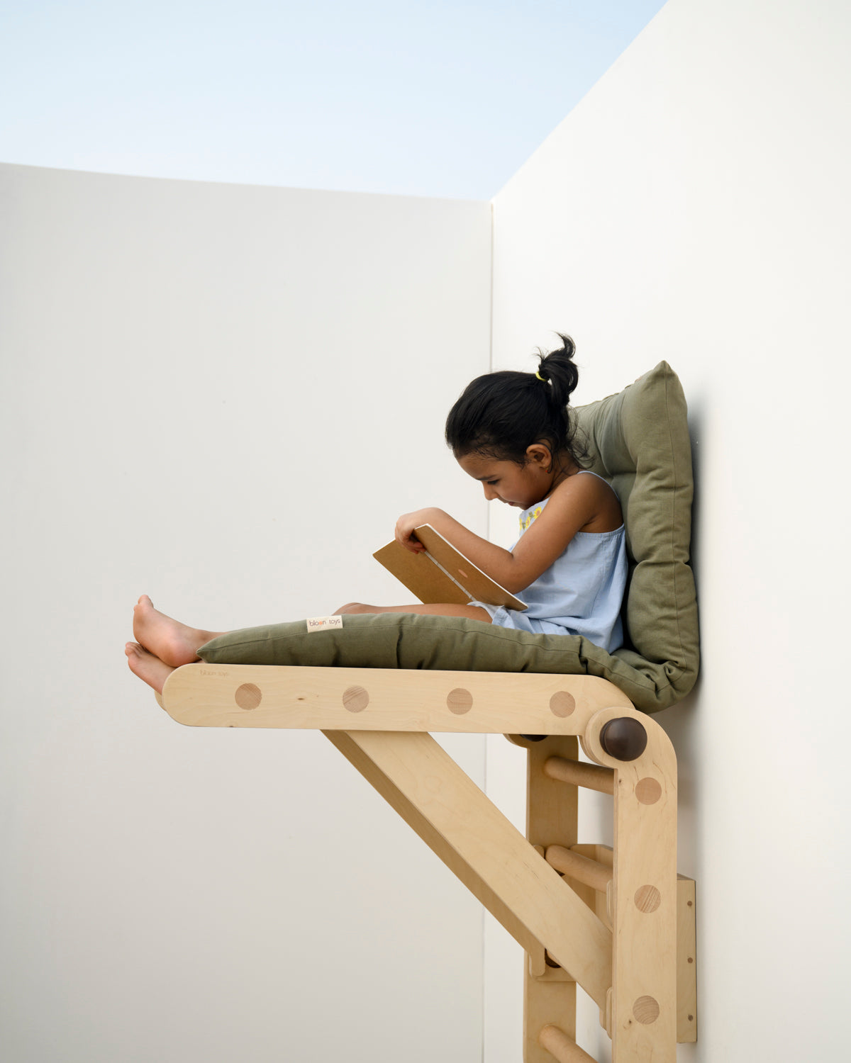 Transformable Pikler jungle gym in wall mounted position